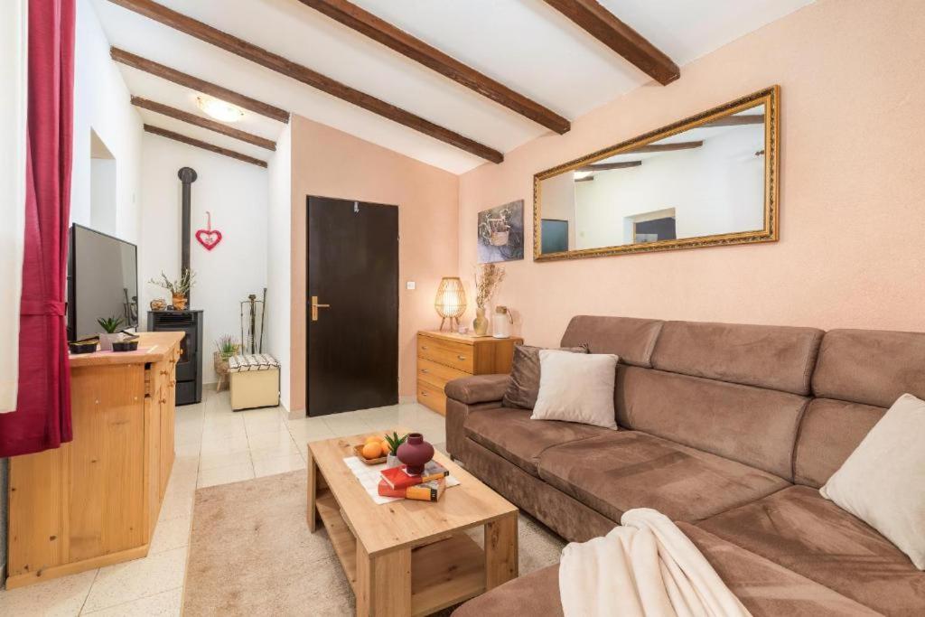 Apartment And Holiday Home Mladenka พูลา ภายนอก รูปภาพ