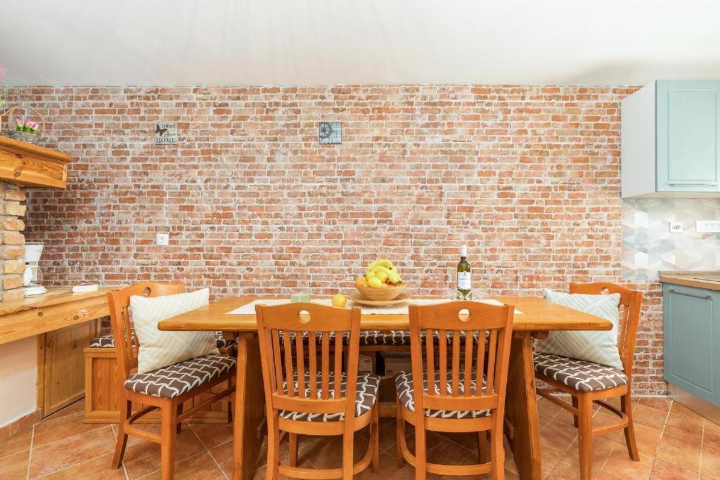Apartment Mladenka พูลา ภายนอก รูปภาพ