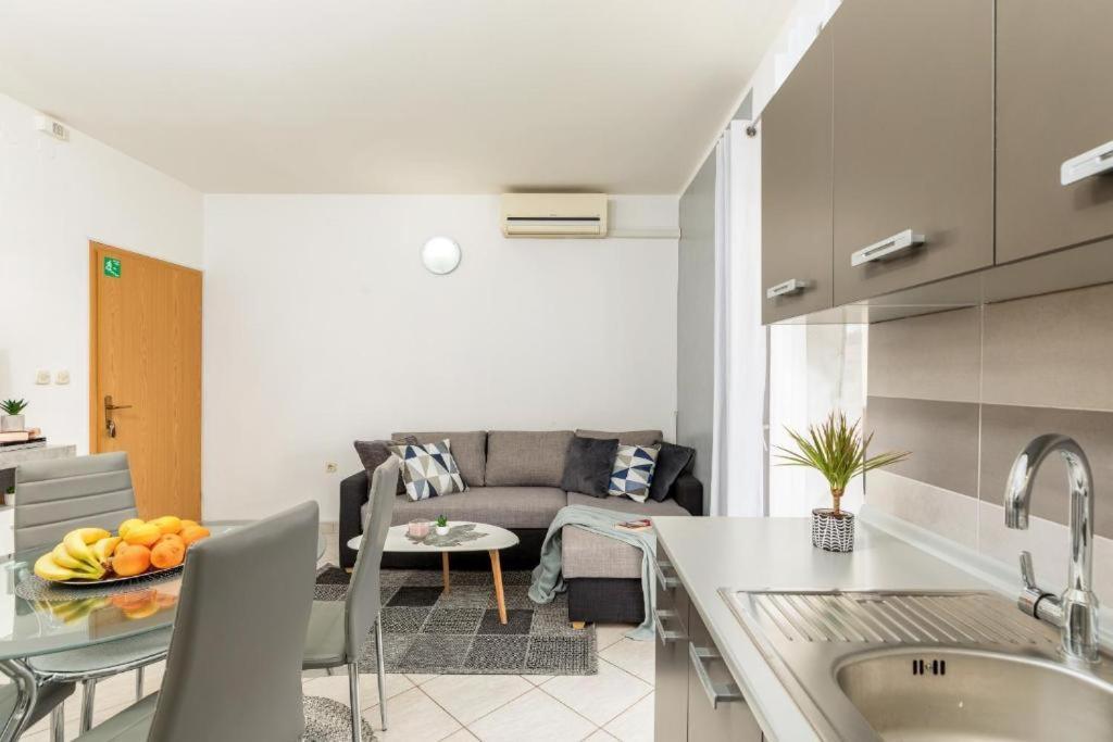 Apartment And Holiday Home Mladenka พูลา ภายนอก รูปภาพ