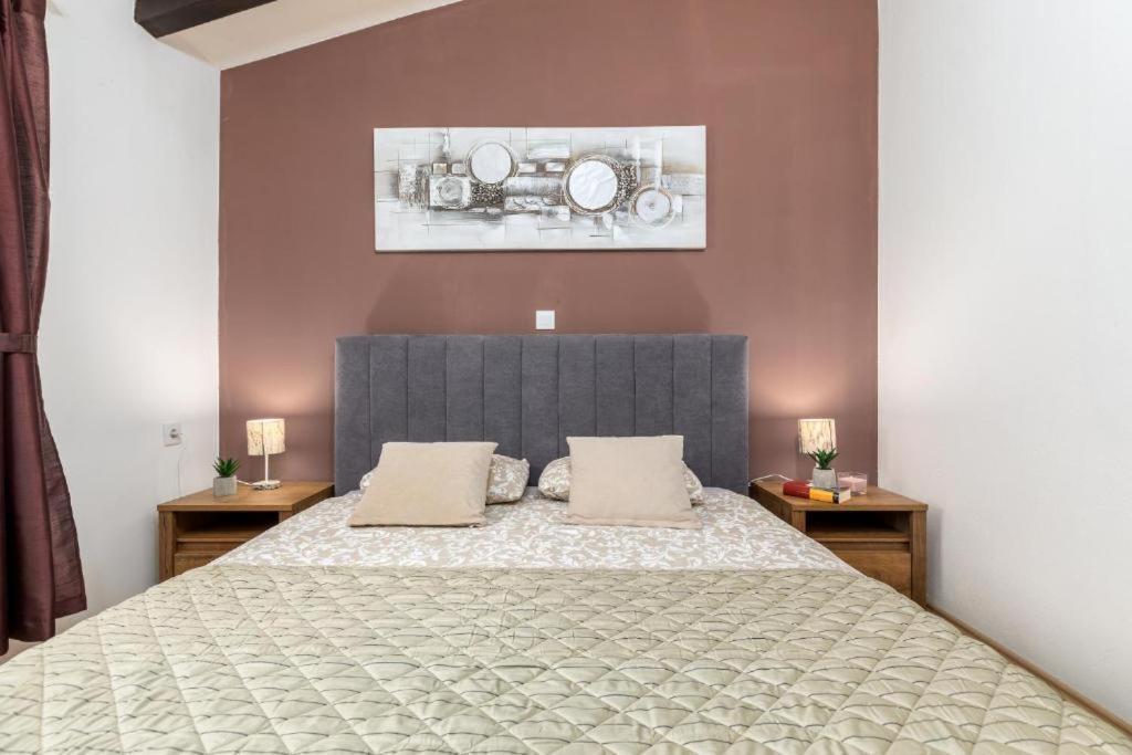 Apartment Mladenka พูลา ภายนอก รูปภาพ