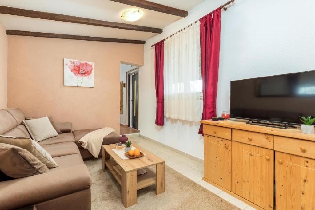 Apartment Mladenka พูลา ภายนอก รูปภาพ