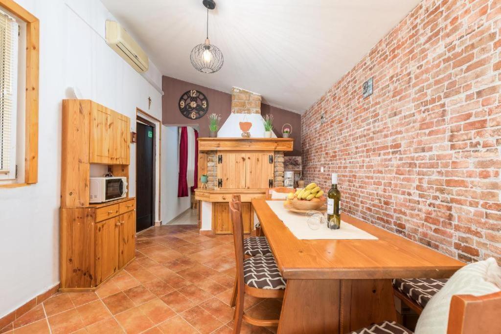 Apartment And Holiday Home Mladenka พูลา ภายนอก รูปภาพ