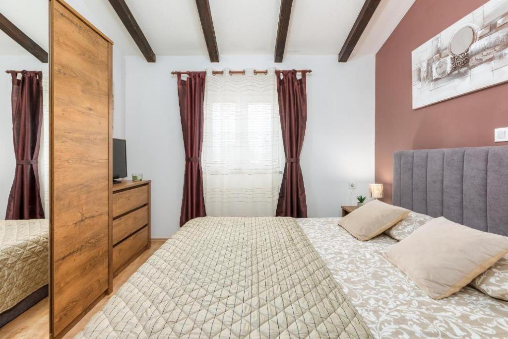 Apartment Mladenka พูลา ภายนอก รูปภาพ