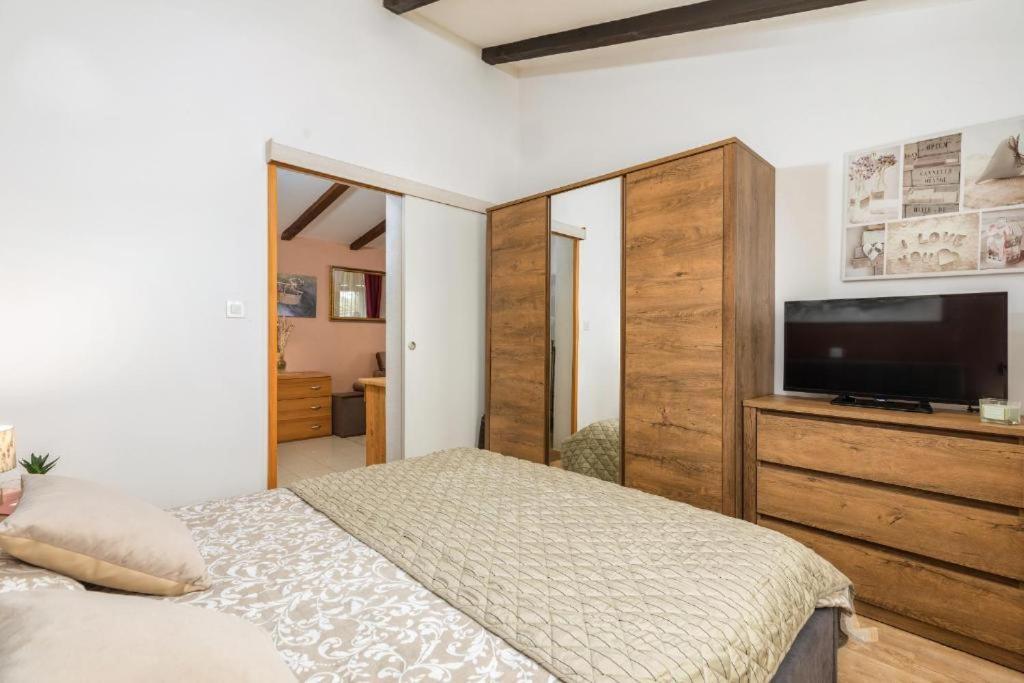 Apartment Mladenka พูลา ภายนอก รูปภาพ