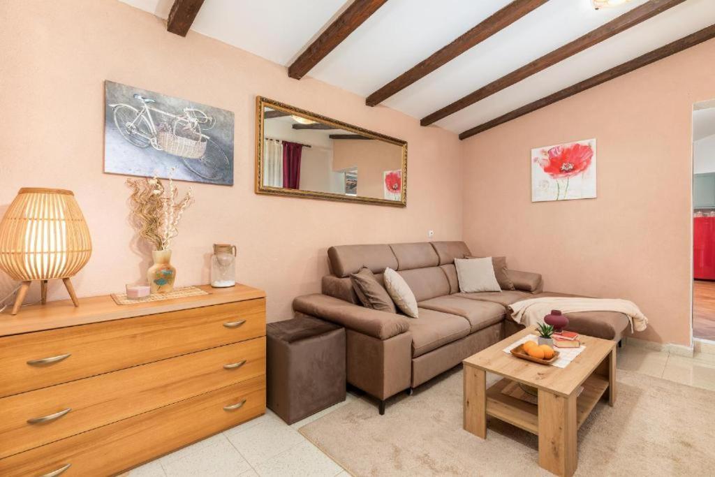 Apartment And Holiday Home Mladenka พูลา ภายนอก รูปภาพ