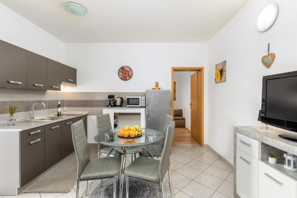 Apartment Mladenka พูลา ภายนอก รูปภาพ