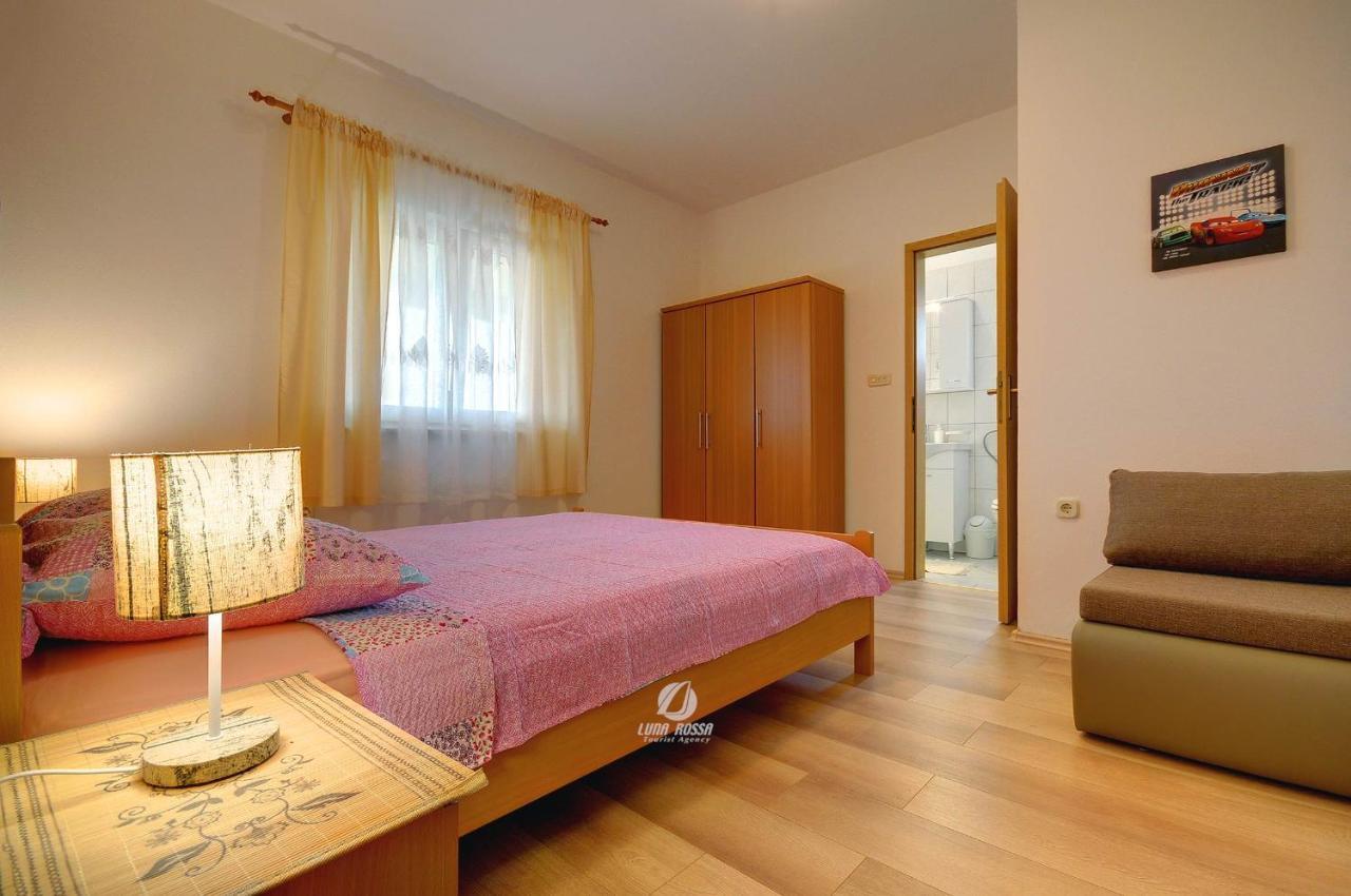Apartment Mladenka พูลา ภายนอก รูปภาพ