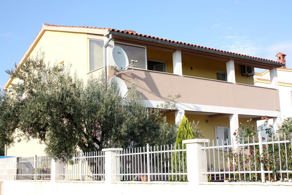 Apartment And Holiday Home Mladenka พูลา ห้อง รูปภาพ