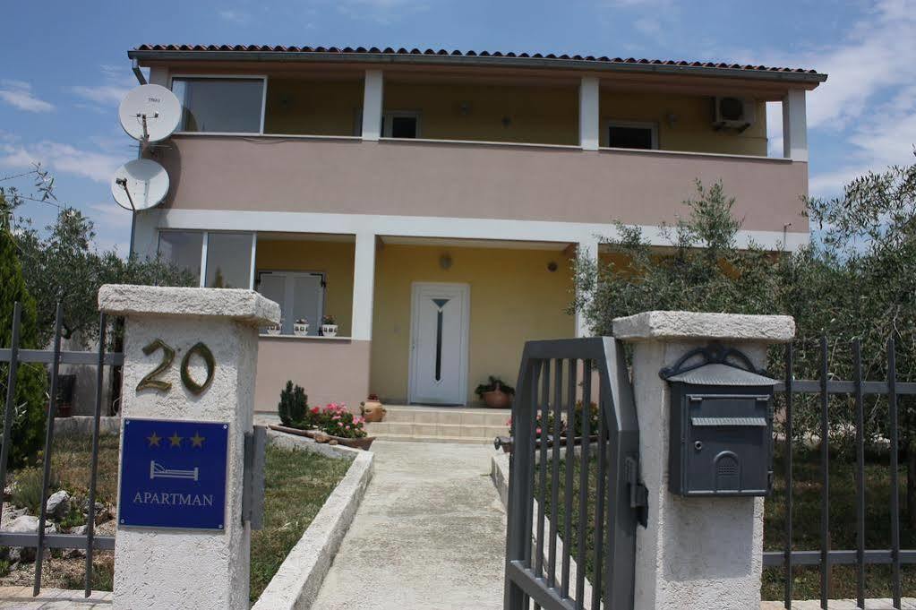 Apartment And Holiday Home Mladenka พูลา ภายนอก รูปภาพ