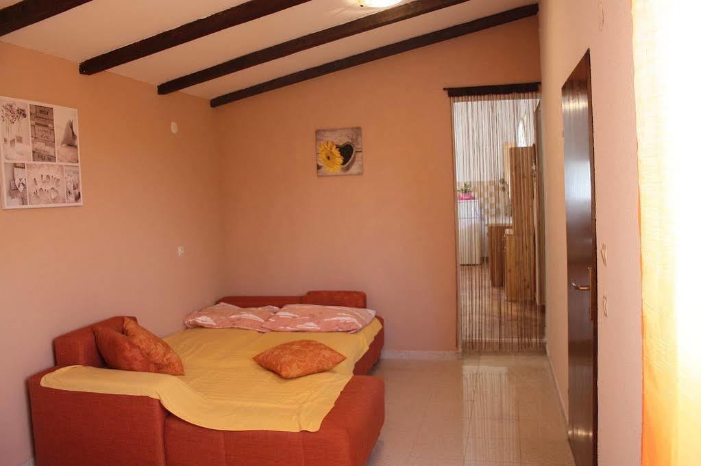Apartment Mladenka พูลา ภายนอก รูปภาพ