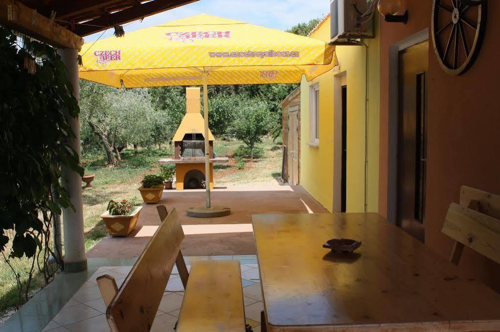 Apartment And Holiday Home Mladenka พูลา ภายนอก รูปภาพ