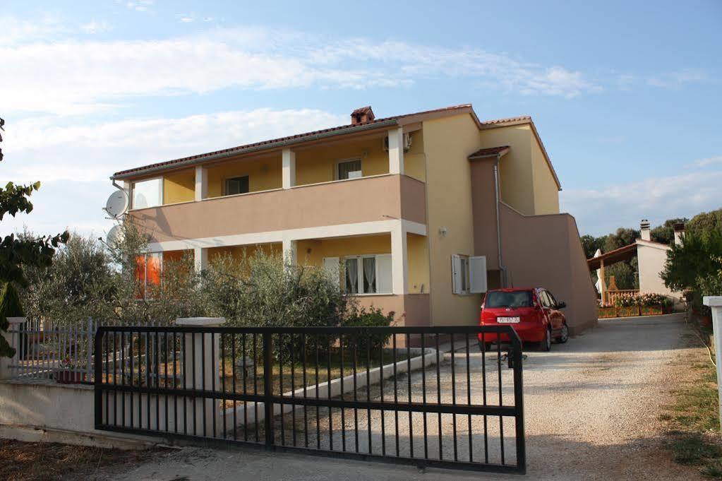 Apartment And Holiday Home Mladenka พูลา ภายนอก รูปภาพ