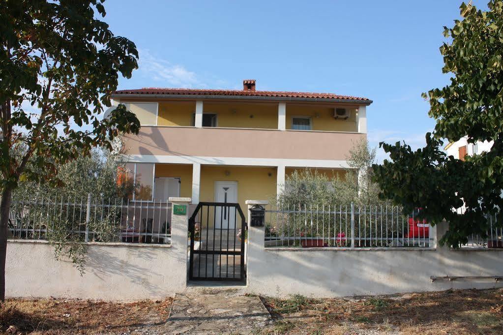 Apartment And Holiday Home Mladenka พูลา ภายนอก รูปภาพ
