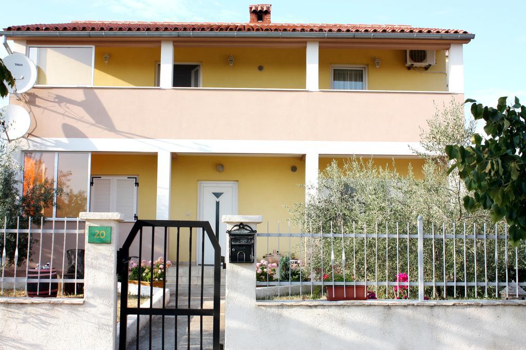Apartment And Holiday Home Mladenka พูลา ห้อง รูปภาพ