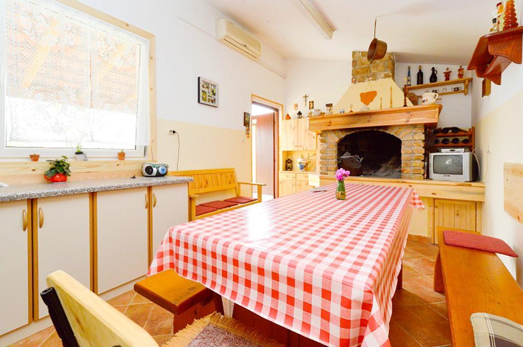 Apartment And Holiday Home Mladenka พูลา ห้อง รูปภาพ