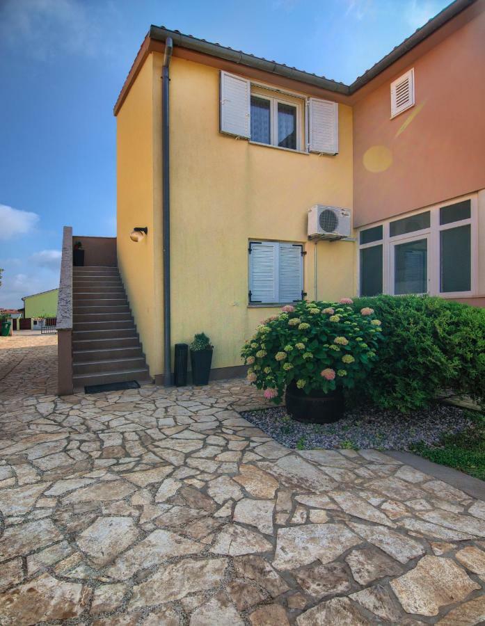Apartment And Holiday Home Mladenka พูลา ภายนอก รูปภาพ