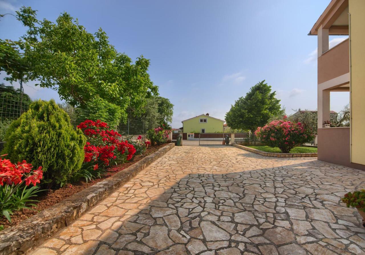 Apartment And Holiday Home Mladenka พูลา ภายนอก รูปภาพ