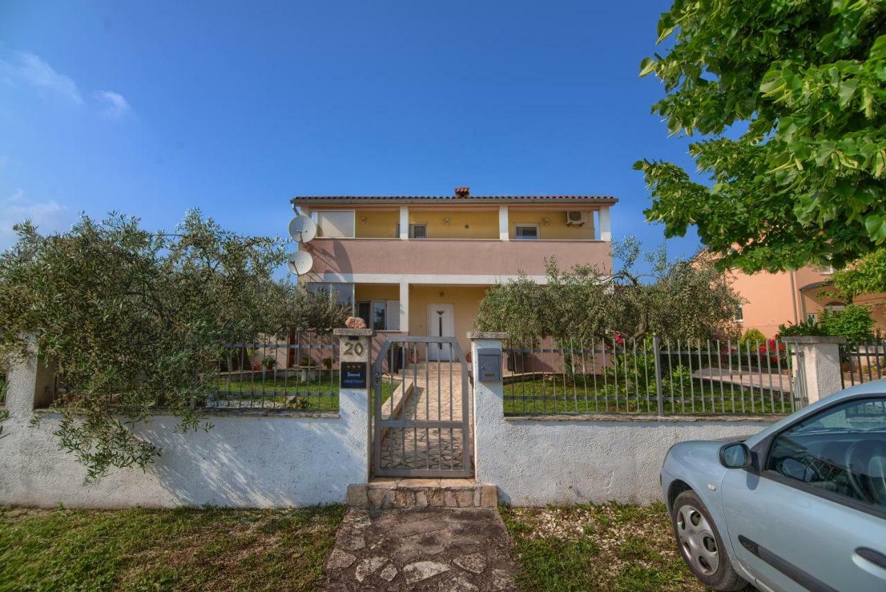 Apartment And Holiday Home Mladenka พูลา ภายนอก รูปภาพ