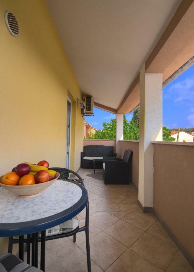 Apartment Mladenka พูลา ภายนอก รูปภาพ