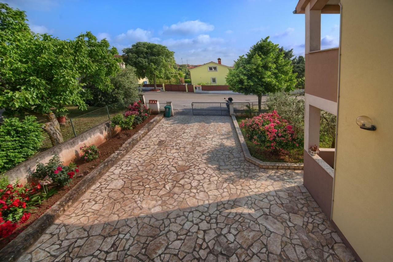 Apartment And Holiday Home Mladenka พูลา ภายนอก รูปภาพ