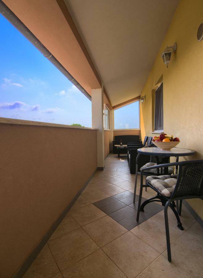 Apartment Mladenka พูลา ภายนอก รูปภาพ