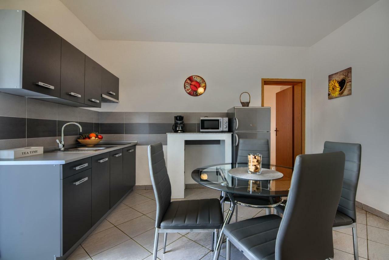 Apartment Mladenka พูลา ภายนอก รูปภาพ