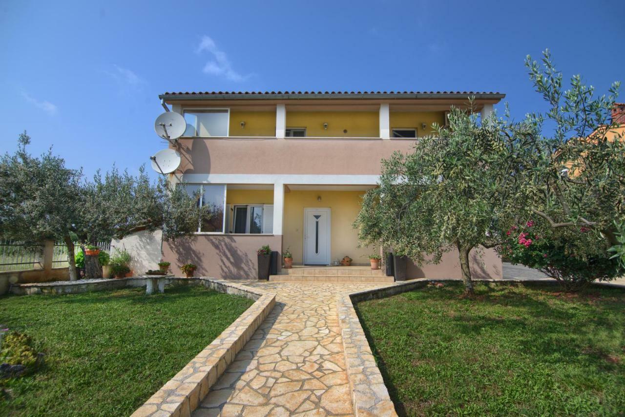 Apartment And Holiday Home Mladenka พูลา ภายนอก รูปภาพ