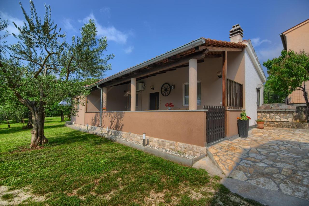 Apartment And Holiday Home Mladenka พูลา ภายนอก รูปภาพ