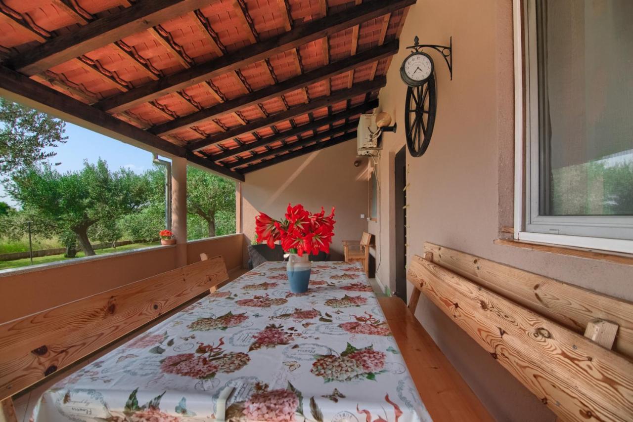 Apartment And Holiday Home Mladenka พูลา ภายนอก รูปภาพ