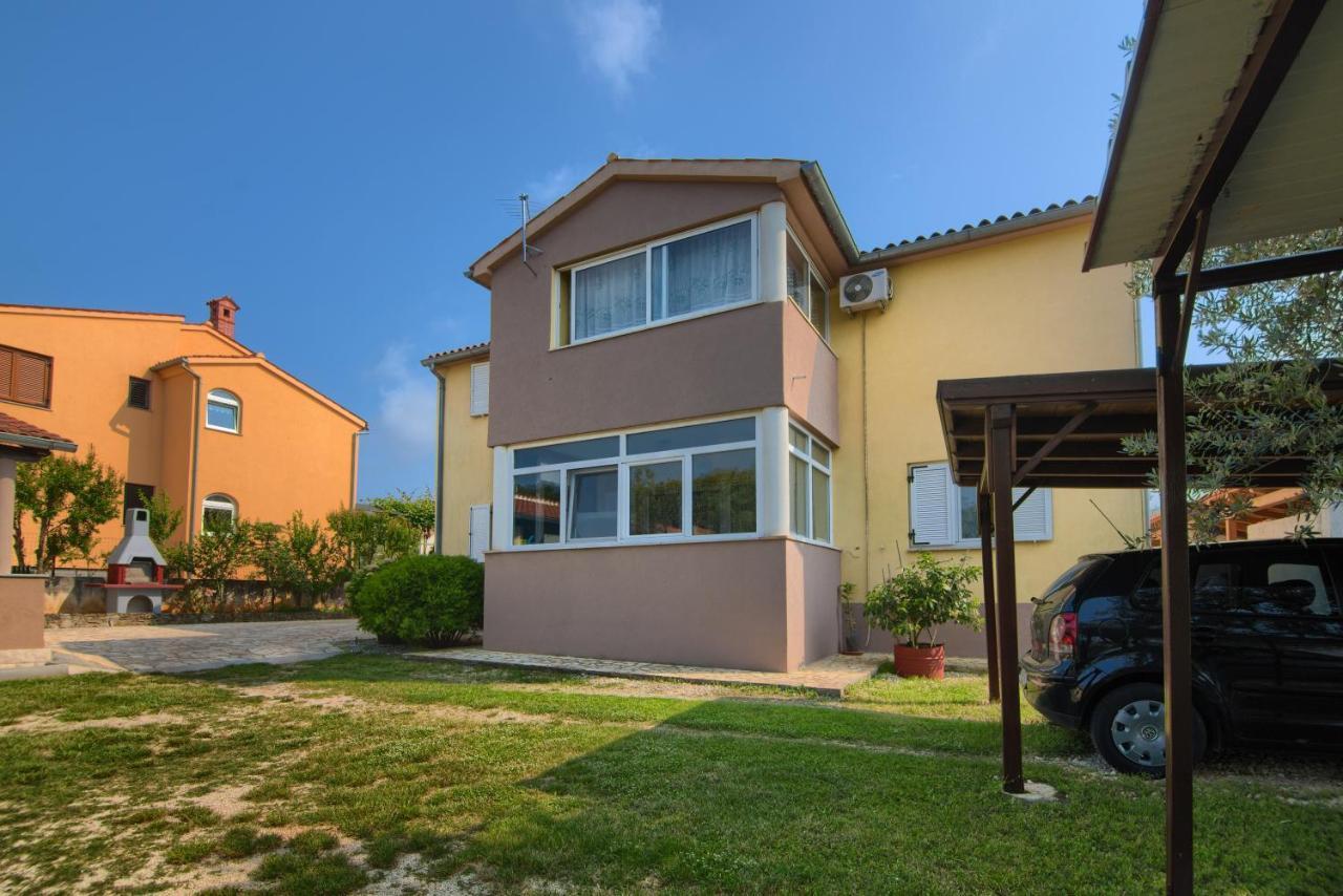 Apartment And Holiday Home Mladenka พูลา ภายนอก รูปภาพ